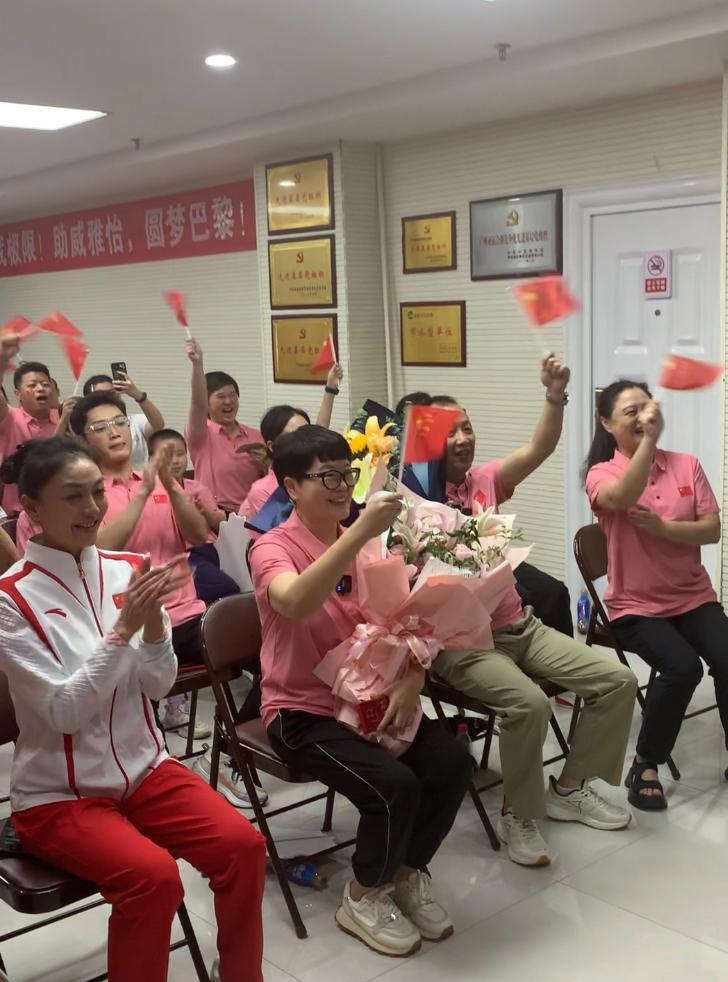 看着张雅怡随队拿下花游奥运金牌,教练沈映沙哭成了泪人…… 看着张雅怡随队拿下花游奥运金牌,教练沈映沙哭成了泪人……