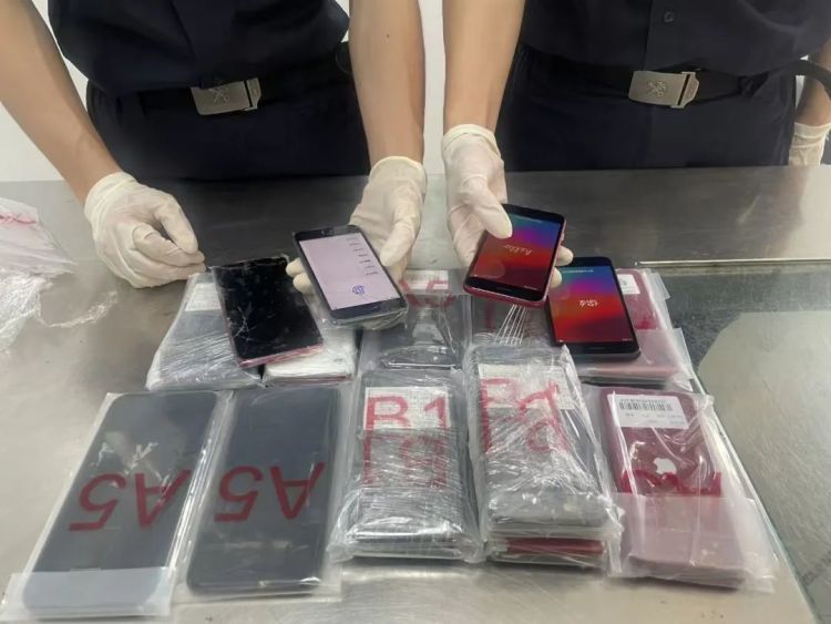 深圳湾海关查获一起跨境客车夹藏走私23台旧手机案