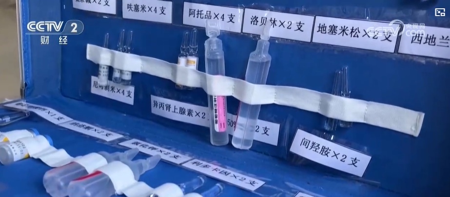 江苏扬州:高温下转运病人 急救人员和时间赛跑 江苏扬州:高温下转运病人 急救人员和时间赛跑