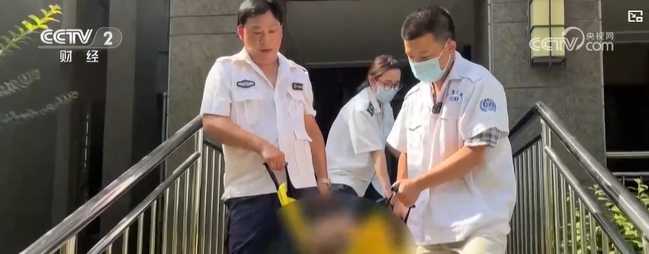 江苏扬州:高温下转运病人 急救人员和时间赛跑 江苏扬州:高温下转运病人 急救人员和时间赛跑