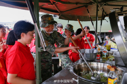 张桂梅携师生们走进空军雷达部队