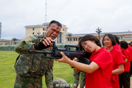 张桂梅携师生们走进空军雷达部队