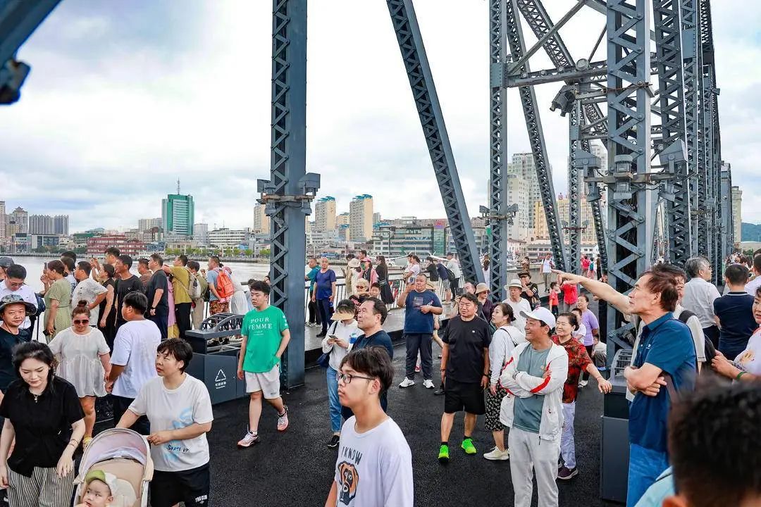 江水退了！这是鸭绿江畔现在的样子