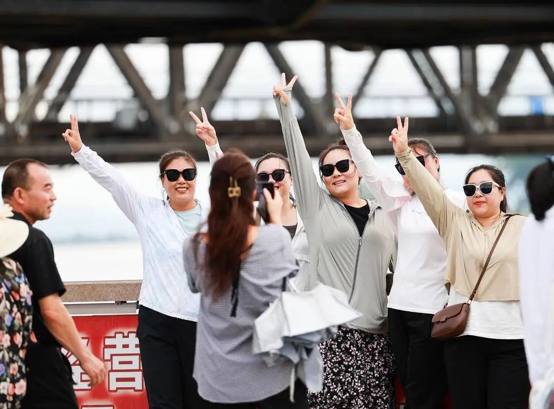 江水退了！这是鸭绿江畔现在的样子