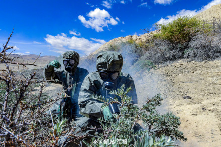 屏住呼吸！看防化分队综合防护演练