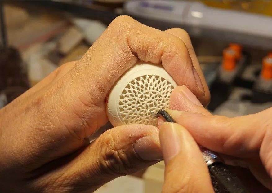 刘诗雯送给国际乒联主席的这个乒乓球，大有来头！