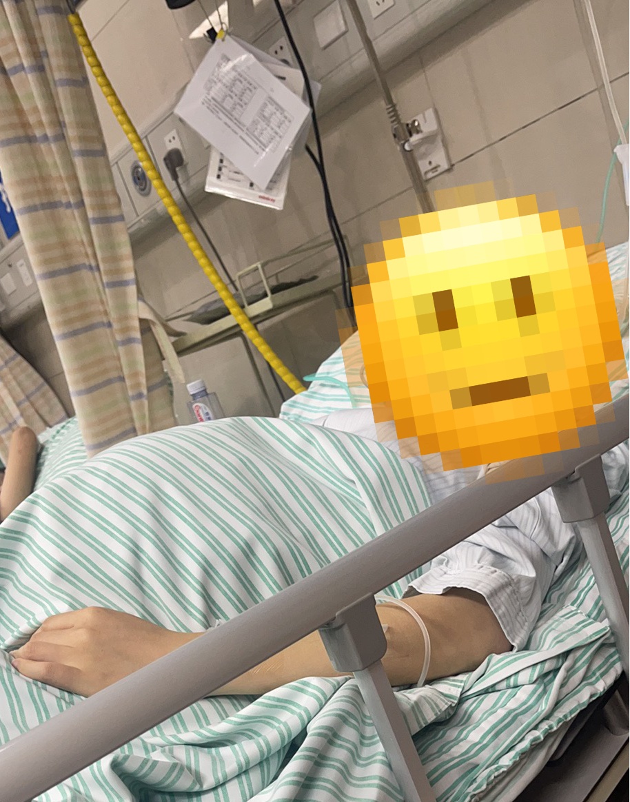 没见过这么粗的！女子腹中掏出1米长“巨蟒”，竟是因为……