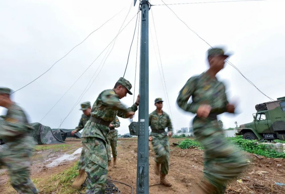 电波激荡,特情叠加,一起走进通信兵的演练现场 电波激荡,特情叠加,一起走进通信兵的演练现场