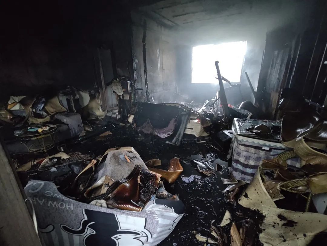 玩到“无家可归”！4岁“熊孩子”暑假玩TA，不慎烧家