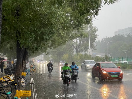北京的雨下到模糊！目前降雨核心区域集中在北京城区和大兴