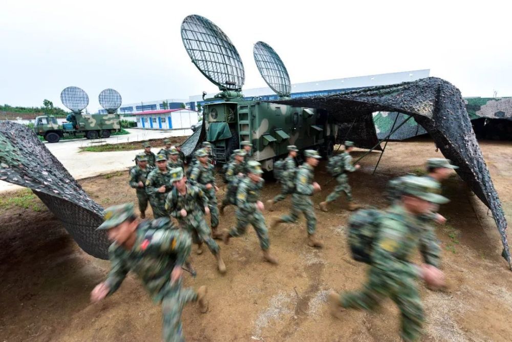 电波激荡,特情叠加,一起走进通信兵的演练现场 电波激荡,特情叠加,一起走进通信兵的演练现场