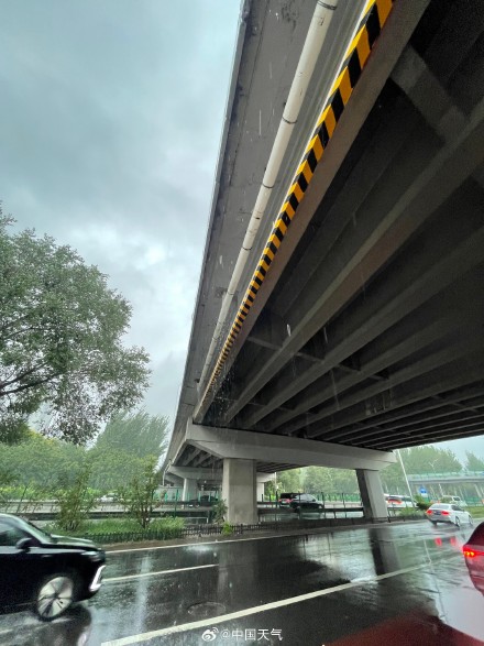 北京的雨下到模糊！目前降雨核心区域集中在北京城区和大兴