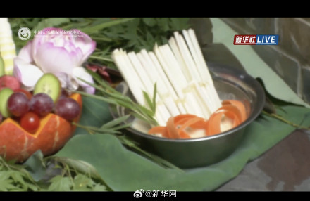 大熊猫过生日吃水果冰蛋糕