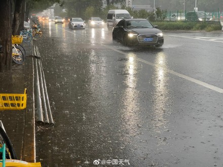北京的雨下到模糊！目前降雨核心区域集中在北京城区和大兴