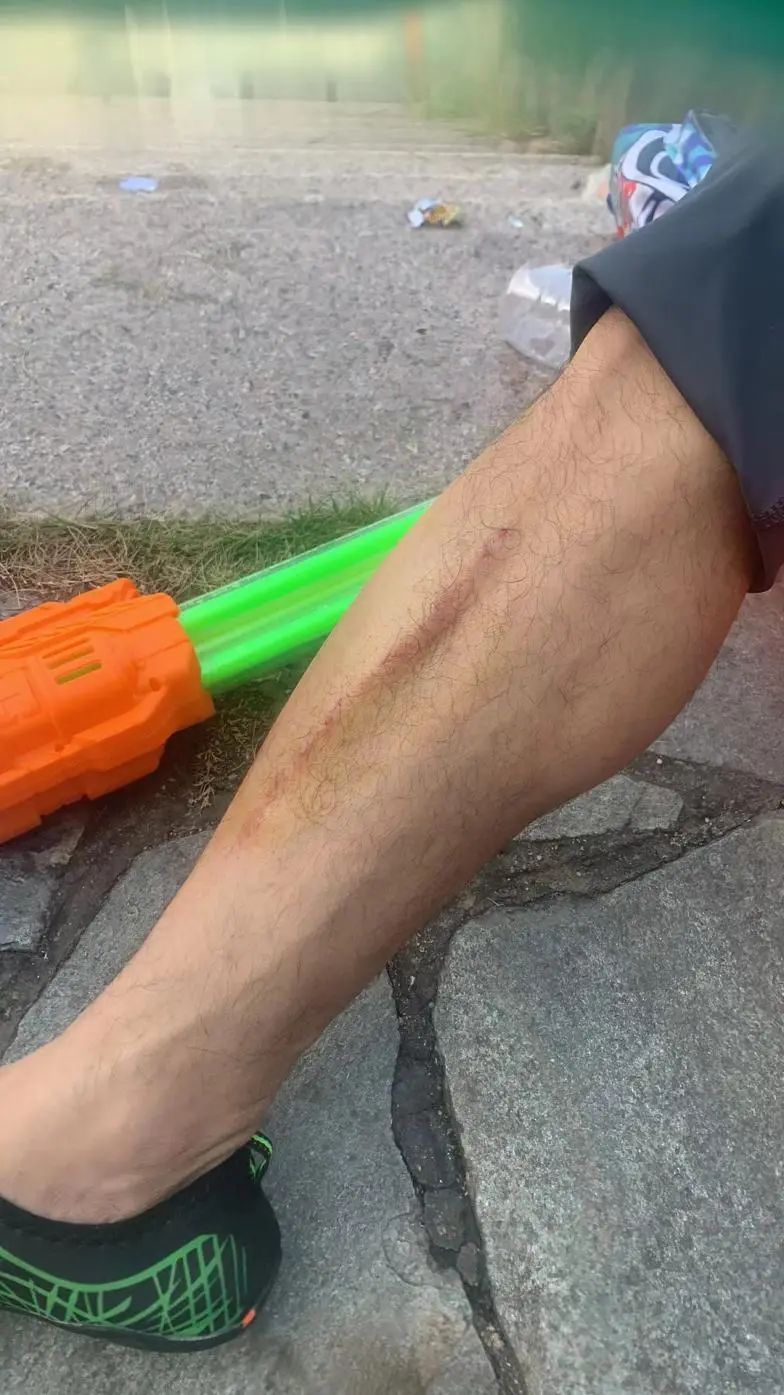 “孩子被压在下面”！湖北一景区漂流艇拥堵侧翻，多名游客落水！景区回应