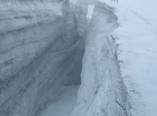 四川甘孜一雪山出现50米长冰裂，当地紧急叫停登山活动