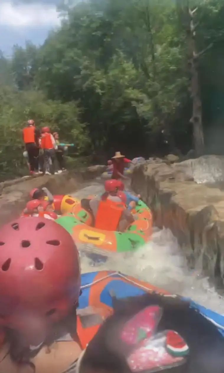 “孩子被压在下面”！湖北一景区漂流艇拥堵侧翻，多名游客落水！景区回应