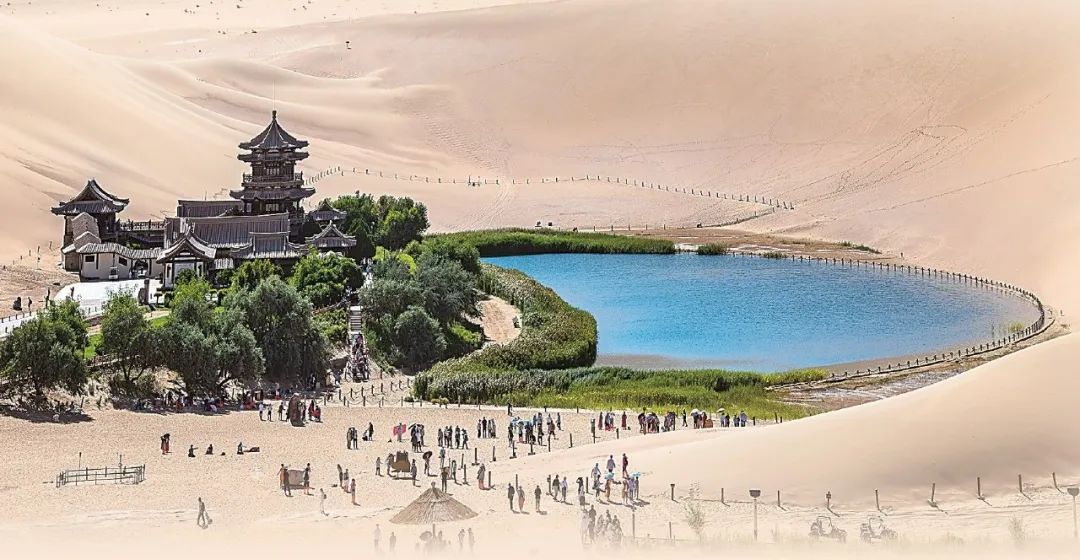 氛围感绝了！万人鸣沙山星空下歌唱