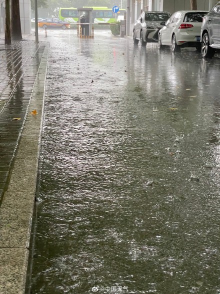 北京的雨下到模糊！目前降雨核心区域集中在北京城区和大兴