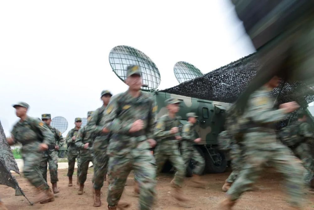 电波激荡,特情叠加,一起走进通信兵的演练现场 电波激荡,特情叠加,一起走进通信兵的演练现场