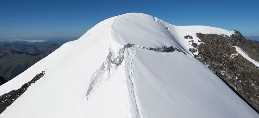 四川甘孜一雪山出现50米长冰裂，当地紧急叫停登山活动