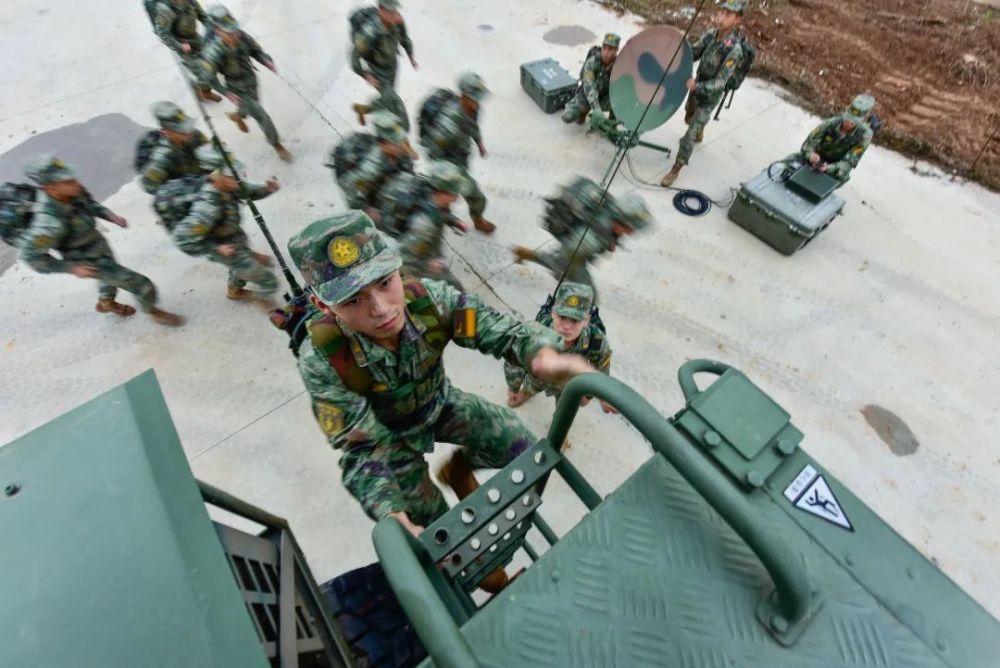 电波激荡,特情叠加,一起走进通信兵的演练现场 电波激荡,特情叠加,一起走进通信兵的演练现场