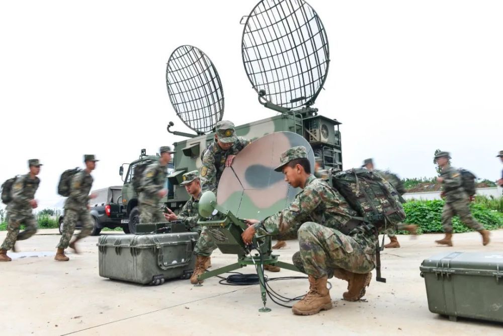 电波激荡,特情叠加,一起走进通信兵的演练现场 电波激荡,特情叠加,一起走进通信兵的演练现场