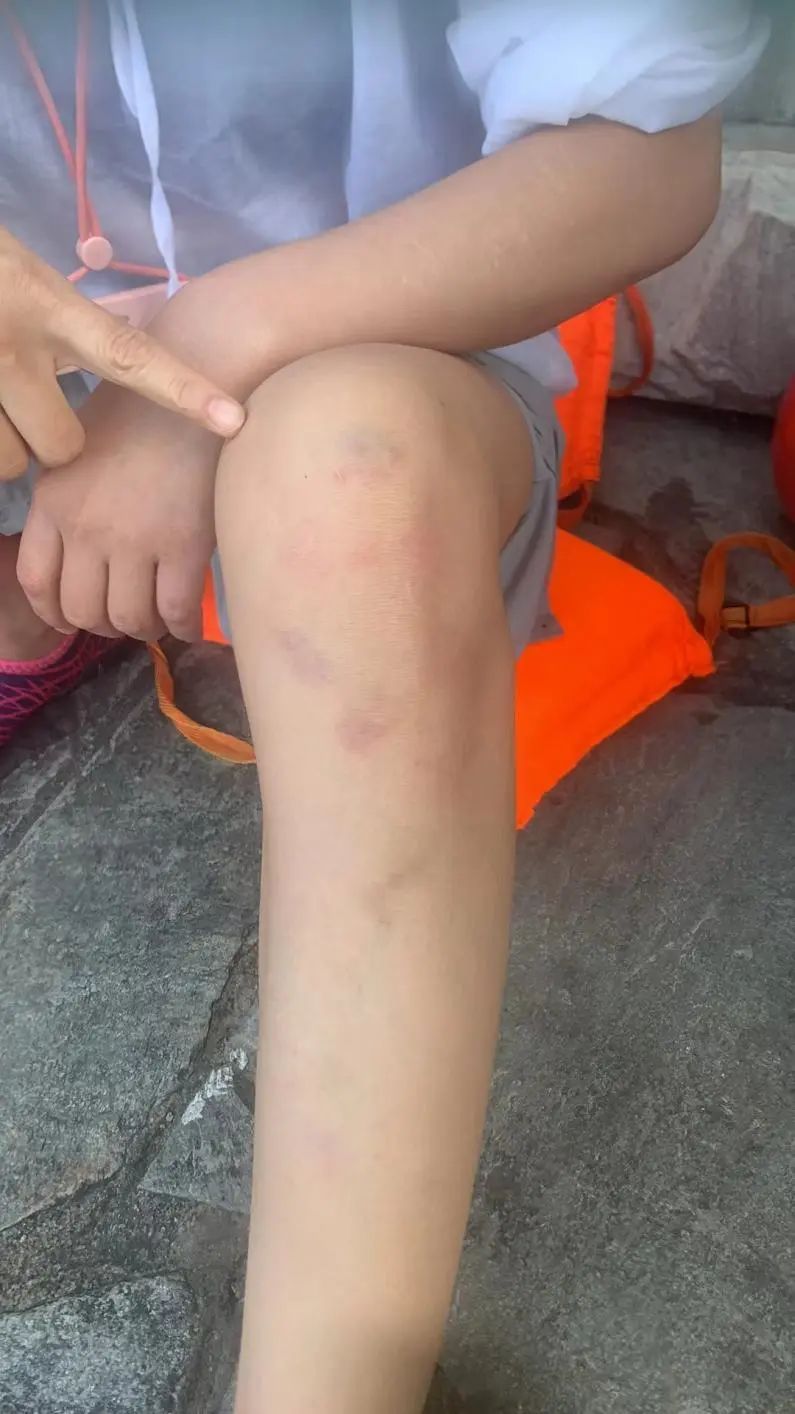 “孩子被压在下面”！湖北一景区漂流艇拥堵侧翻，多名游客落水！景区回应