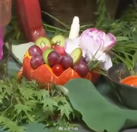 大熊猫过生日吃水果冰蛋糕