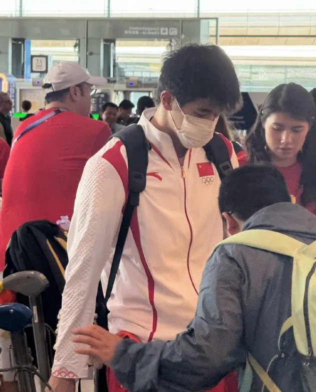 比中500万还幸运!潘展乐现身上海理发店,造型师回应:后悔了! 比中500万还幸运!潘展乐现身上海理发店,造型师回应:后悔了!