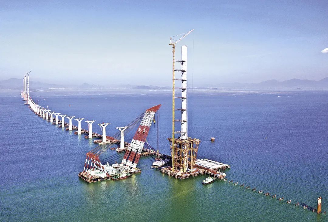 “大桥海鸥”有多强?3600吨轻松吊到100多米高 “大桥海鸥”有多强?3600吨轻松吊到100多米高