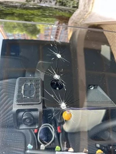 上海市区突发!一根铁链“从天而降”,砸中下方行驶车辆,驾驶员惊魂…… 上海市区突发!一根铁链“从天而降”,砸中下方行驶车辆,驾驶员惊魂……