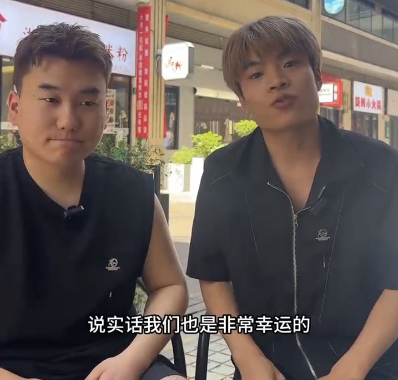 潘展乐低调现身上海一理发店，被Tony老师问：你认识潘展乐吗？