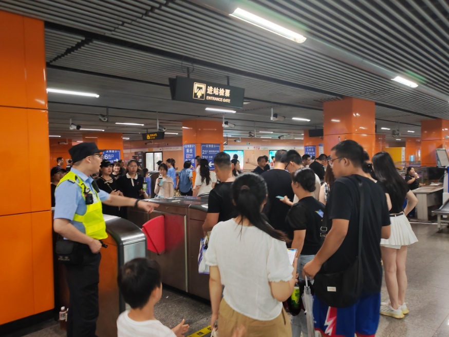 帮乘客“找东西”!暑运过半上海轨交警方已寻回失物314件 帮乘客“找东西”!暑运过半上海轨交警方已寻回失物314件