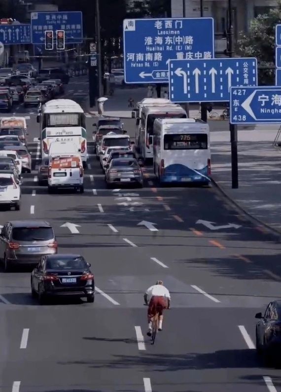 事发上海市中心，男子在机动车道骑行还称"包了一条街"？警方回应
