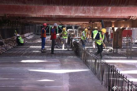 南珠(中)城际铁路项目全线最深车站封底 南珠(中)城际铁路项目全线最深车站封底