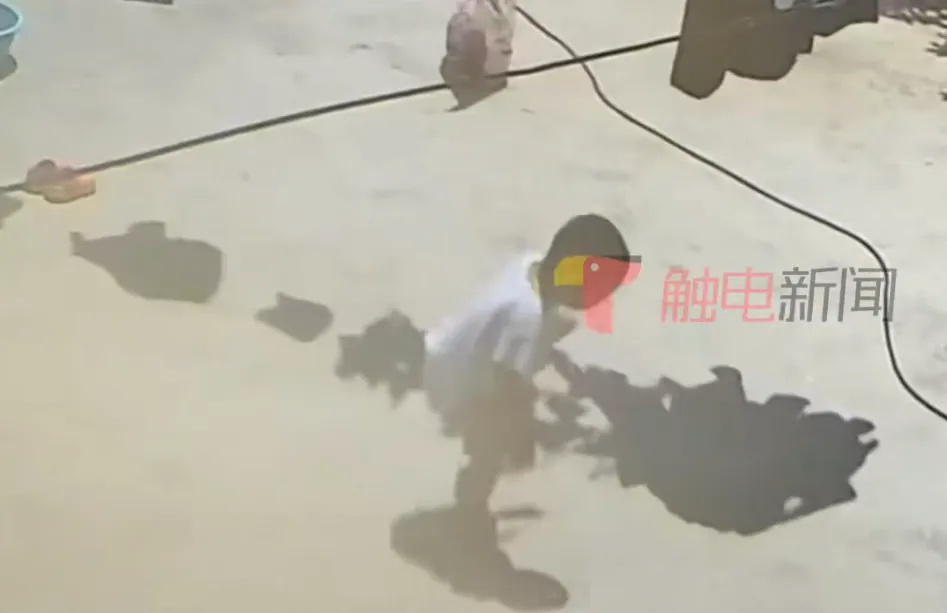 1岁娃光脚跑了5分钟，被烫出超大水泡！这些地方容易烫伤，很多人不知道