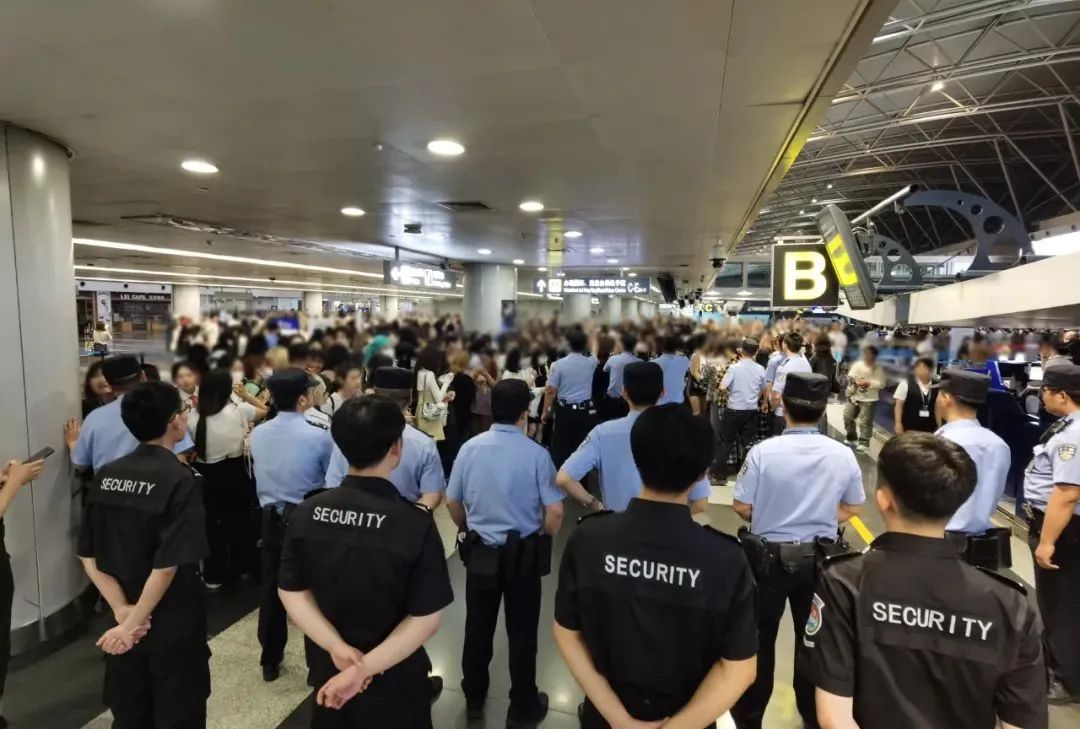 机场疯狂追星!数百粉丝被警方处罚 机场疯狂追星!数百粉丝被警方处罚