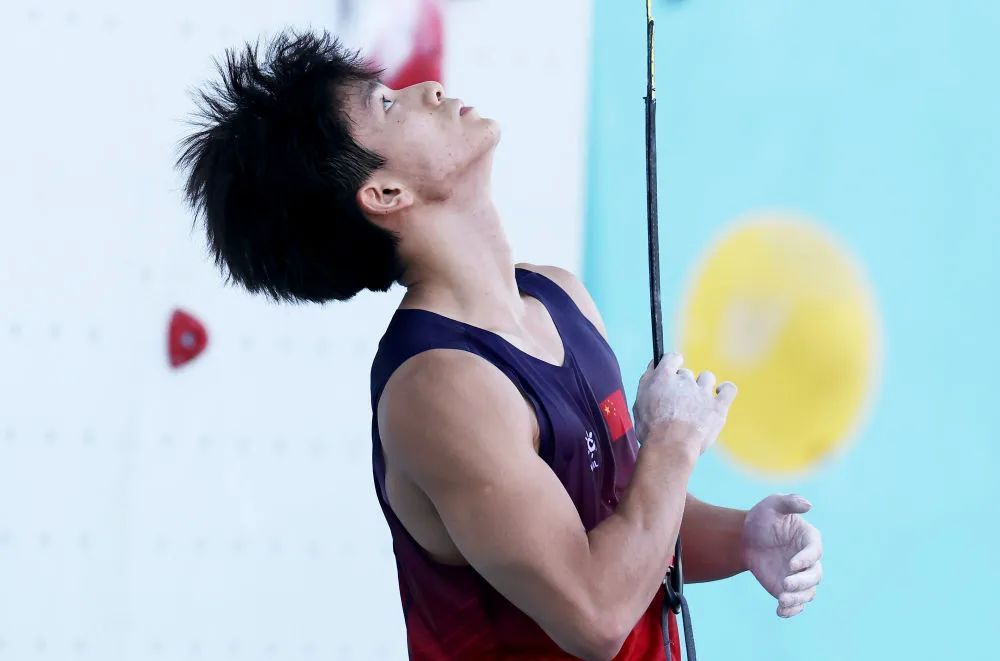 伍鹏火爆全网!网友:毛肚还没涮好,他就爬上去了 伍鹏火爆全网!网友:毛肚还没涮好,他就爬上去了