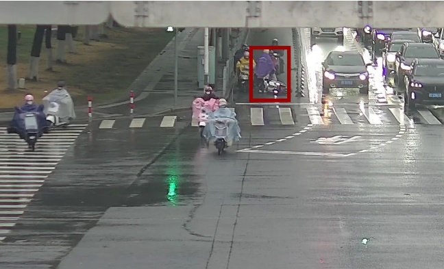 上海街头突发事故!电动车主被撞后竟追车撞人,看到对方惨状心满意足 上海街头突发事故!电动车主被撞后竟追车撞人,看到对方惨状心满意足