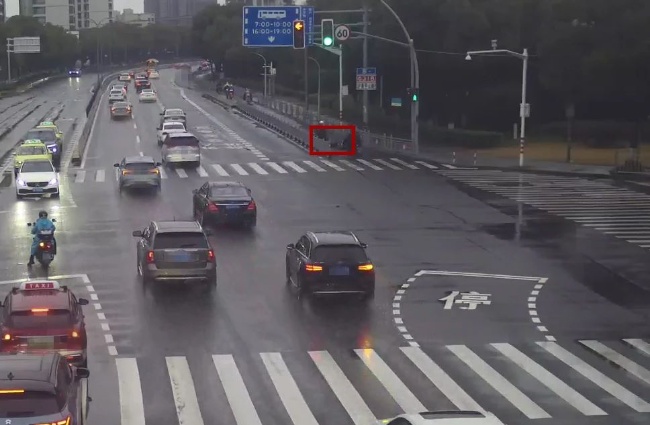 上海街头突发事故!电动车主被撞后竟追车撞人,看到对方惨状心满意足 上海街头突发事故!电动车主被撞后竟追车撞人,看到对方惨状心满意足