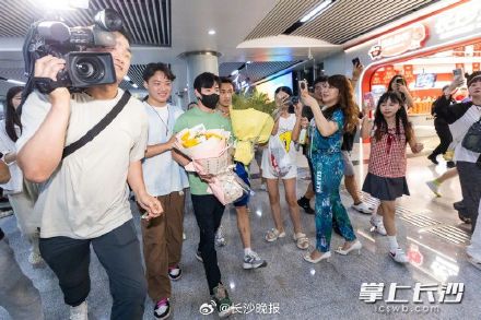 张博恒回家 家乡人民热情爆棚