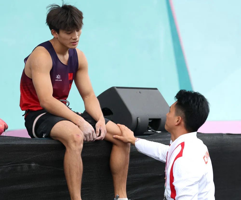 伍鹏火爆全网!网友:毛肚还没涮好,他就爬上去了 伍鹏火爆全网!网友:毛肚还没涮好,他就爬上去了