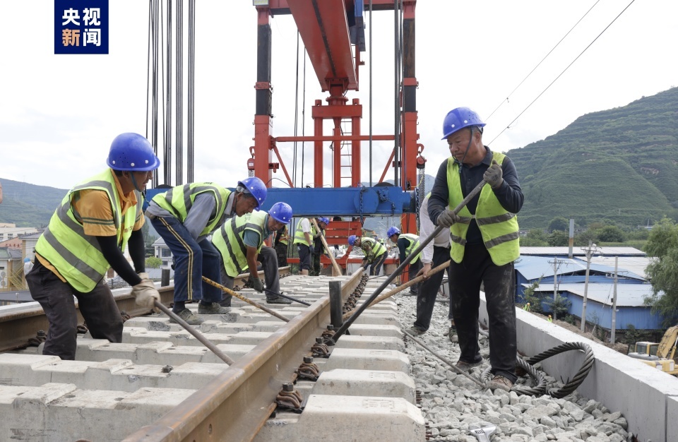 受水害影响中断行车25天后，宝成铁路今日恢复通车