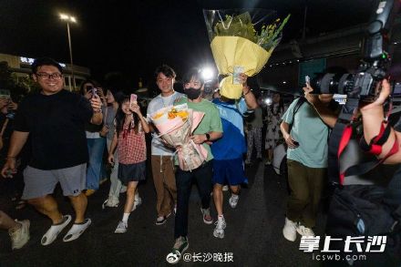 张博恒回家 家乡人民热情爆棚