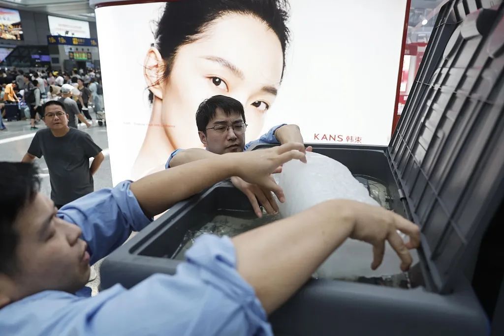 “热”上热搜！虹桥火车站室内到底有多热？旅客吐槽：“像蒸桑拿”！