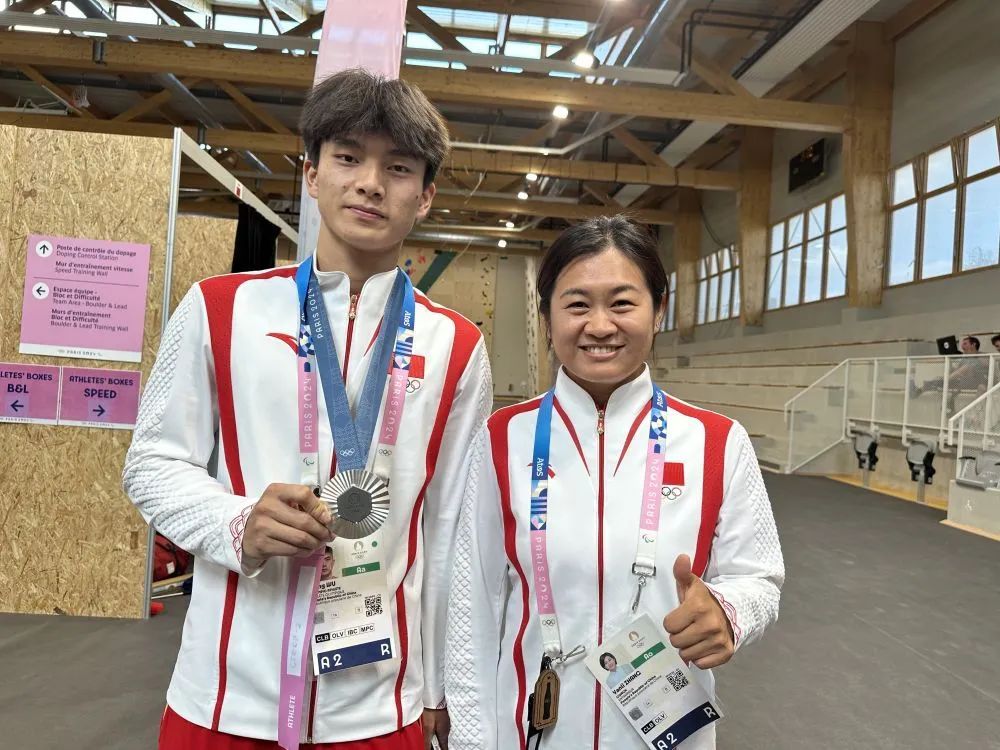 伍鹏火爆全网!网友:毛肚还没涮好,他就爬上去了 伍鹏火爆全网!网友:毛肚还没涮好,他就爬上去了