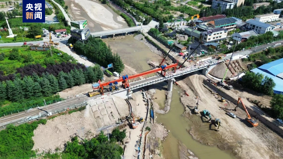 受水害影响中断行车25天后，宝成铁路今日恢复通车