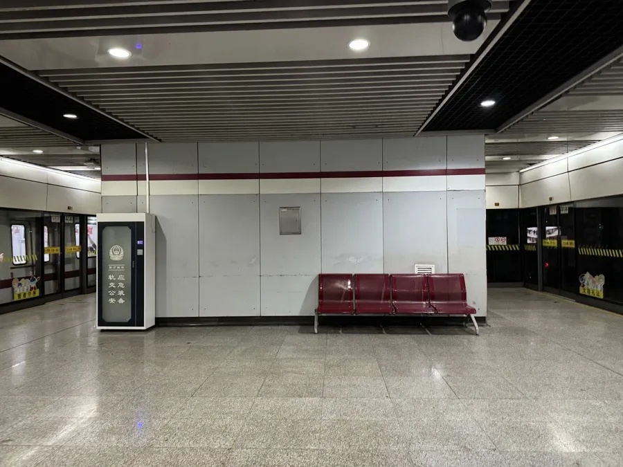 网友留言：上海地铁11号线有站台座椅太少！市交通委回应→