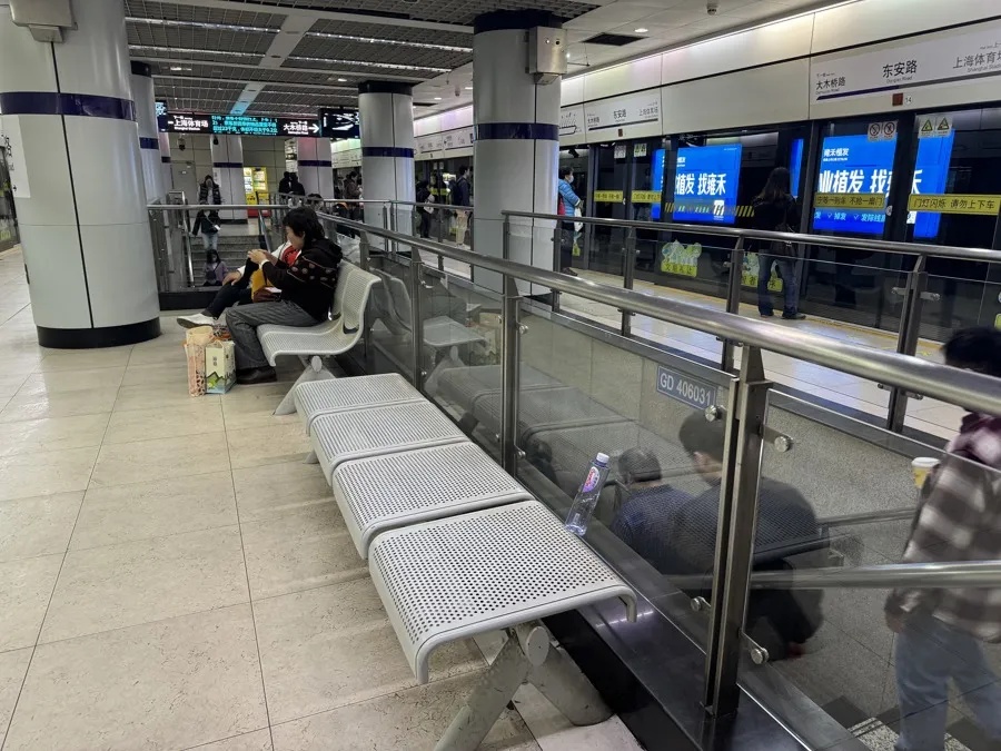 网友留言：上海地铁11号线有站台座椅太少！市交通委回应→